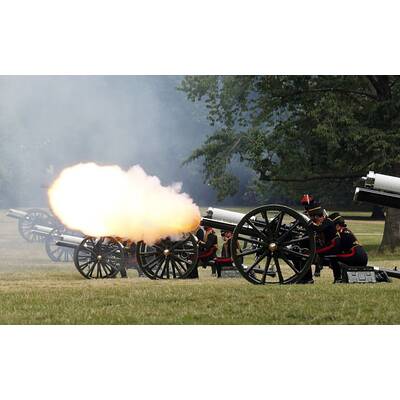 41 Salutschüsse zu Ehren des kleinen Prinzen