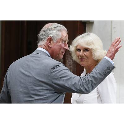 Prinz Charles & Camilla besuchen das Baby im Spital