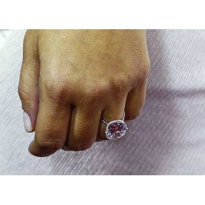 Kim ist stolz auf ihren dicken Klunker