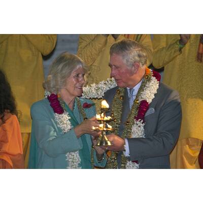 Charles & Camilla bei indischer Aarti Zeremonie