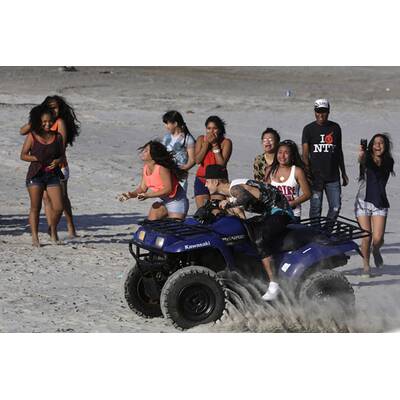 Justin Bieber fährt Quad in Panama