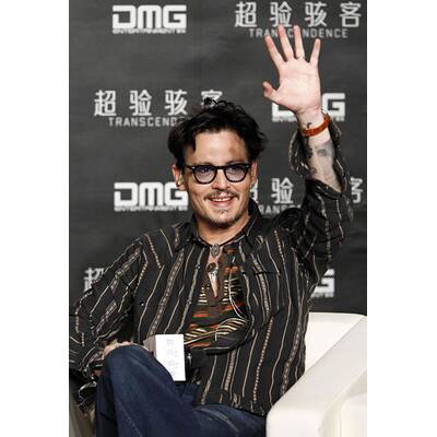 Johnny Depp zeigt seinen Verlobungsring