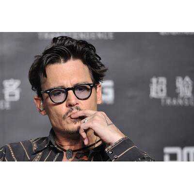 Johnny Depp zeigt seinen Verlobungsring