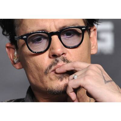 Johnny Depp zeigt seinen Verlobungsring