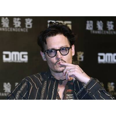 Johnny Depp zeigt seinen Verlobungsring