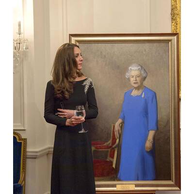 Herzogin Kate & Prinz William enthüllen Queen-Porträt