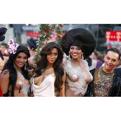 Stars und glamouröse Kostüme am Life Ball