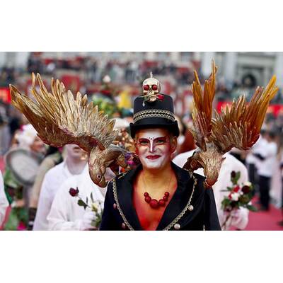 Stars und glamouröse Kostüme am Life Ball