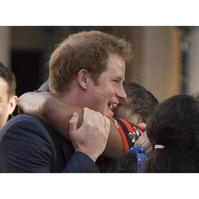 Prinz Harry streichelt Bock und lässt sich umarmen