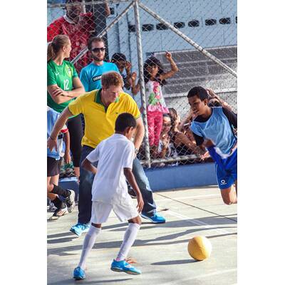 Prinz Harry spielt mit Waisenkindern in Brasilien Fußball