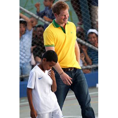 Prinz Harry spielt mit Waisenkindern in Brasilien Fußball