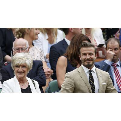 David Beckham führt Mama Sandra zu Tennismatch aus
