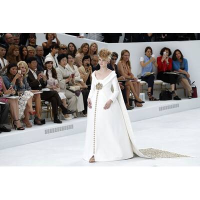 Karl Lagerfeld schickt schwangere Braut auf den Catwalk