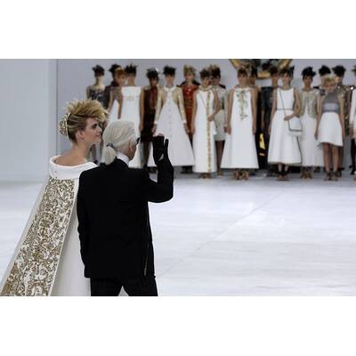 Karl Lagerfeld schickt schwangere Braut auf den Catwalk