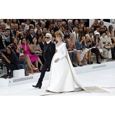Karl Lagerfeld schickt schwangere Braut auf den Catwalk