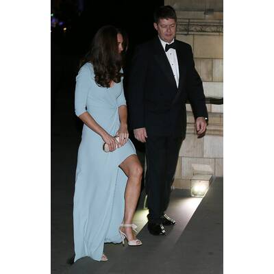 Herzogin Kate strahlend schön mit Minibauch