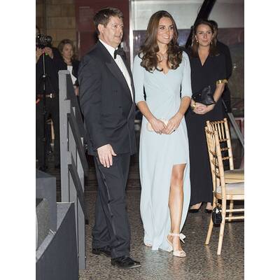 Herzogin Kate strahlend schön mit Minibauch