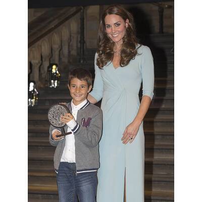 Herzogin Kate strahlend schön mit Minibauch