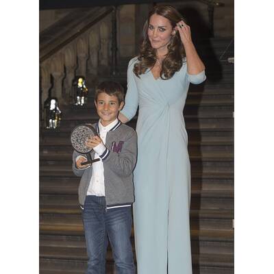 Herzogin Kate strahlend schön mit Minibauch