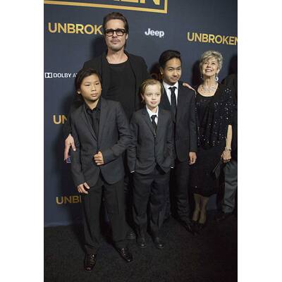 Brad Pitt, Maddox, Pax und Shiloh springen für Angelina Jolie ein