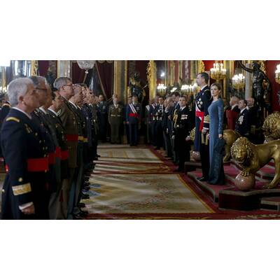 Königin Letizia & Felipe strahlen bei Militärparade
