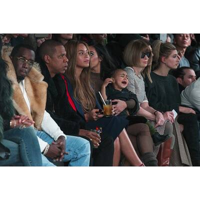 Kim Kardashian zerrt Nori zur Fashion Week