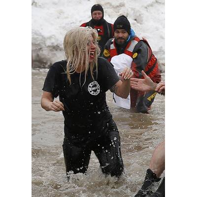 Lady Gaga springt ins Eiswasser