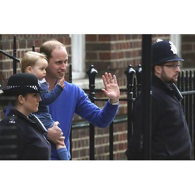 Prinz George auf dem Weg zu seiner Schwester