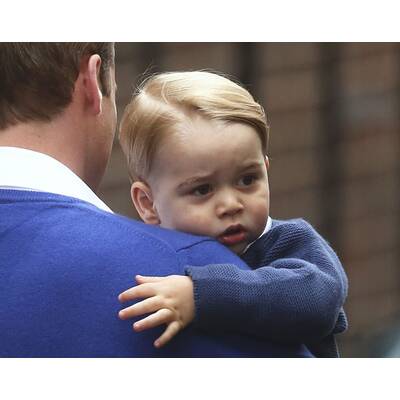 Prinz George auf dem Weg zu seiner Schwester