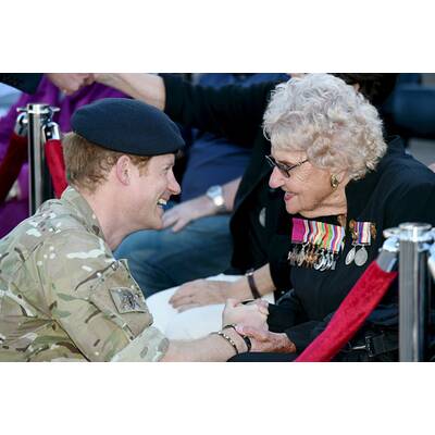 So überschwänglich wird Prinz Harry in Australien verabschiedet