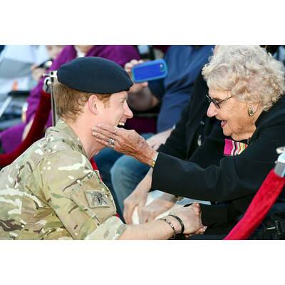 So überschwänglich wird Prinz Harry in Australien verabschiedet