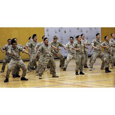 Prinz Harry lernt in Neuseeland Maori-Tanz