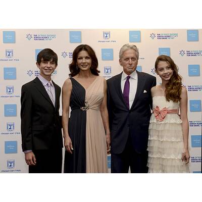 Catherine Zeta-Jones & Michael Douglas mit Kids am roten Teppich