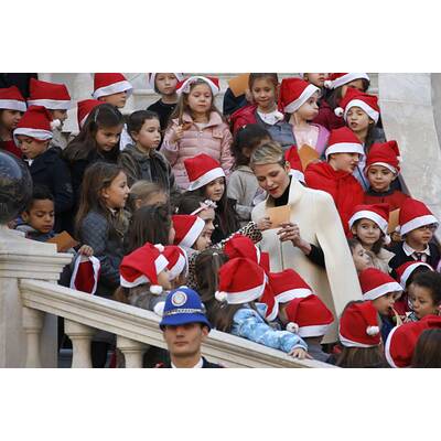Albert & Charlène verteilen Geschenke