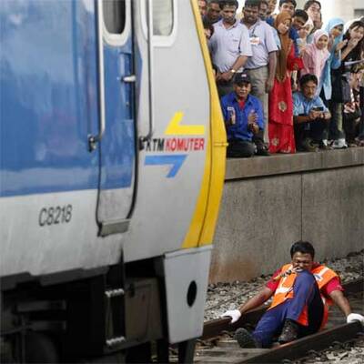Malaie zieht Zug mit Zähnen