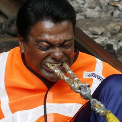 Malaie zieht Zug mit Zähnen