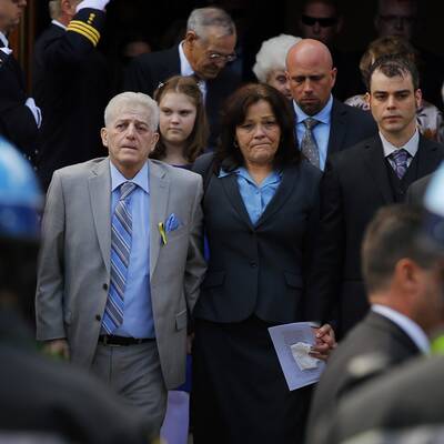 Hunderte Trauergäste verabschieden sich von Krystle Cambpell - Opfer der Boston-Anschläge.