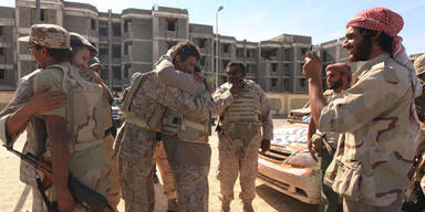 Gaddafis Leiche in Lagerhalle