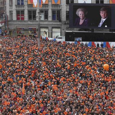 Ganz Amsterdam ist Orange und wartet auf König Willem-Alexander und Königin Maxima.