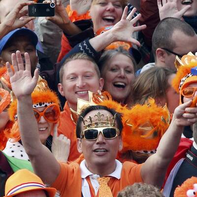 Ganz Amsterdam ist Orange und wartet auf König Willem-Alexander und Königin Maxima.