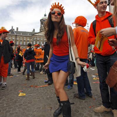 Ganz Amsterdam ist Orange und wartet auf König Willem-Alexander und Königin Maxima.
