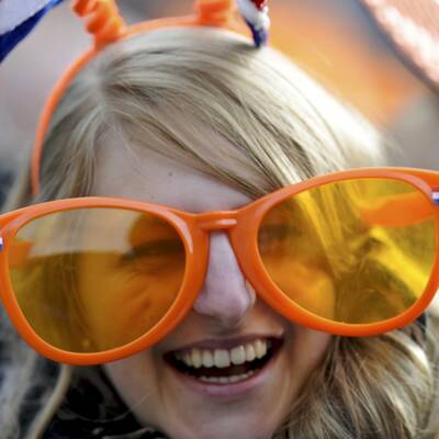 Ganz Amsterdam ist Orange und wartet auf König Willem-Alexander und Königin Maxima.