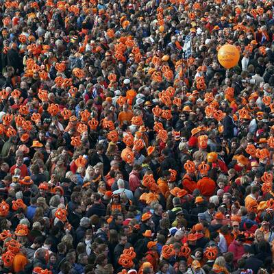 Ganz Amsterdam ist Orange und wartet auf König Willem-Alexander und Königin Maxima.