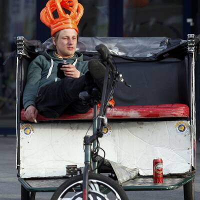 Ganz Amsterdam ist Orange und wartet auf König Willem-Alexander und Königin Maxima.