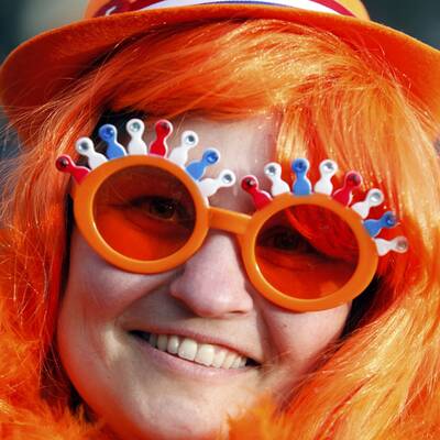 Ganz Amsterdam ist Orange und wartet auf König Willem-Alexander und Königin Maxima.