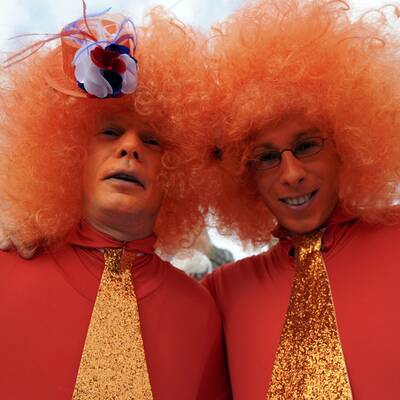 Ganz Amsterdam ist Orange und wartet auf König Willem-Alexander und Königin Maxima.