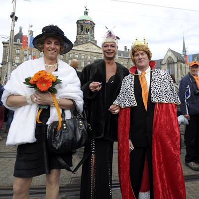 Ganz Amsterdam ist Orange und wartet auf König Willem-Alexander und Königin Maxima.