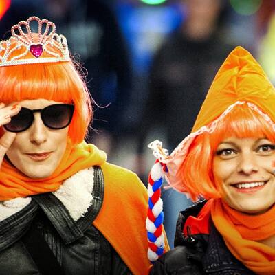 Ganz Amsterdam ist Orange und wartet auf König Willem-Alexander und Königin Maxima.