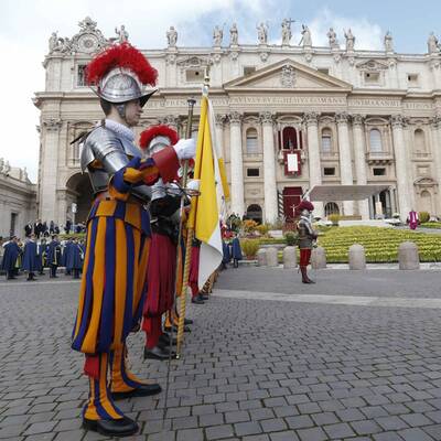 Tausende Gläubige feiern mit Papst Franziskus die Ostermesse.