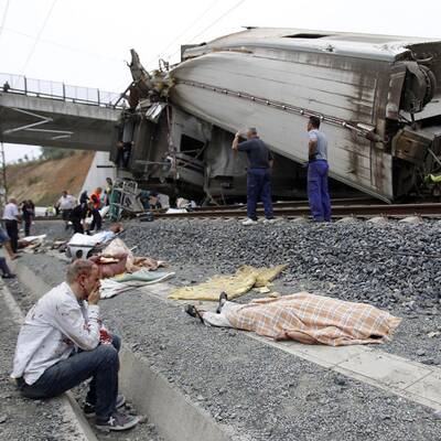Hochgeschwindigkeitszug entgleist im spanischen Pilgerort Santiago 